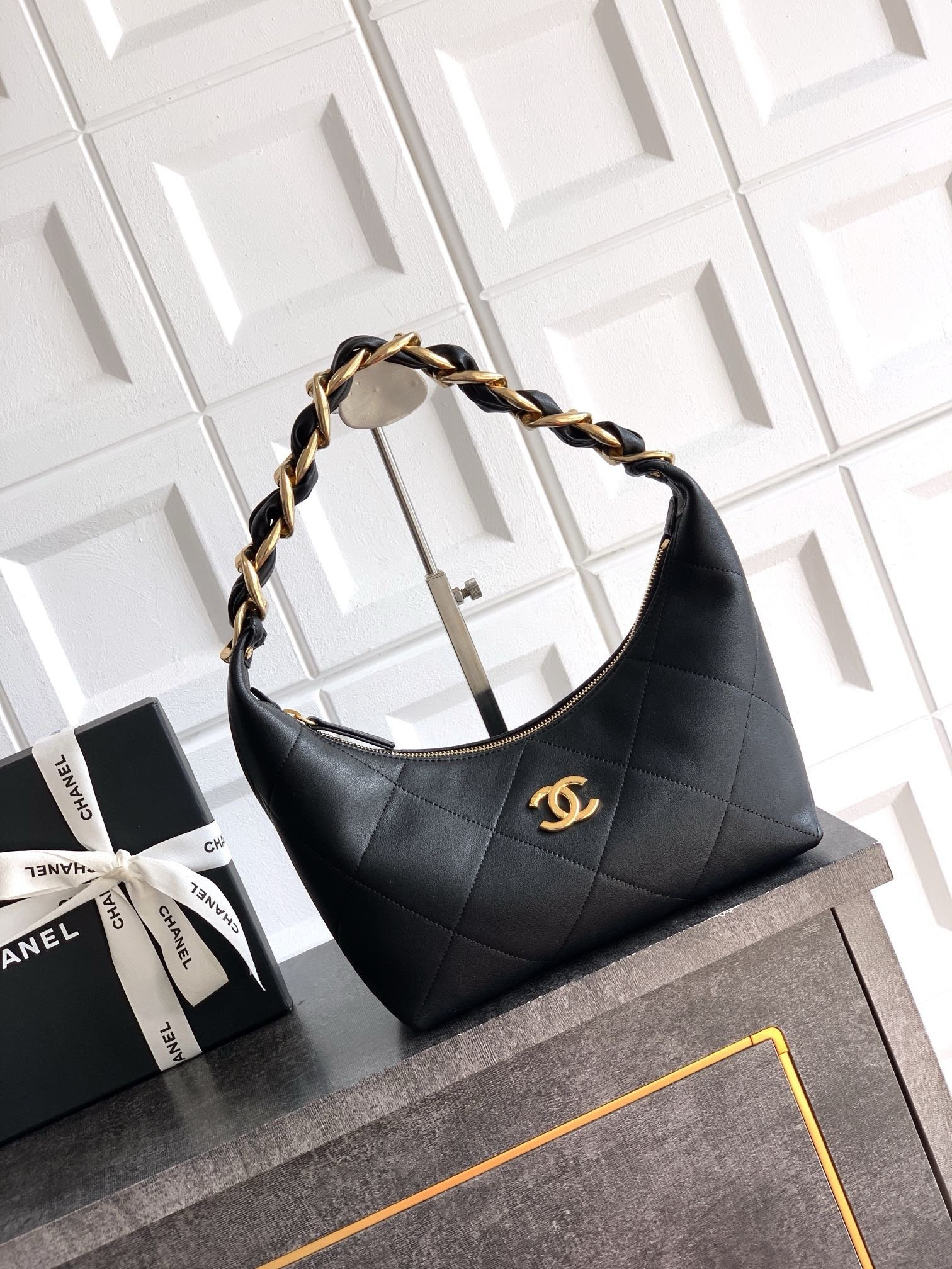 Chanel Distressed OHANEL hobo Vintage Underarm Bag 001950