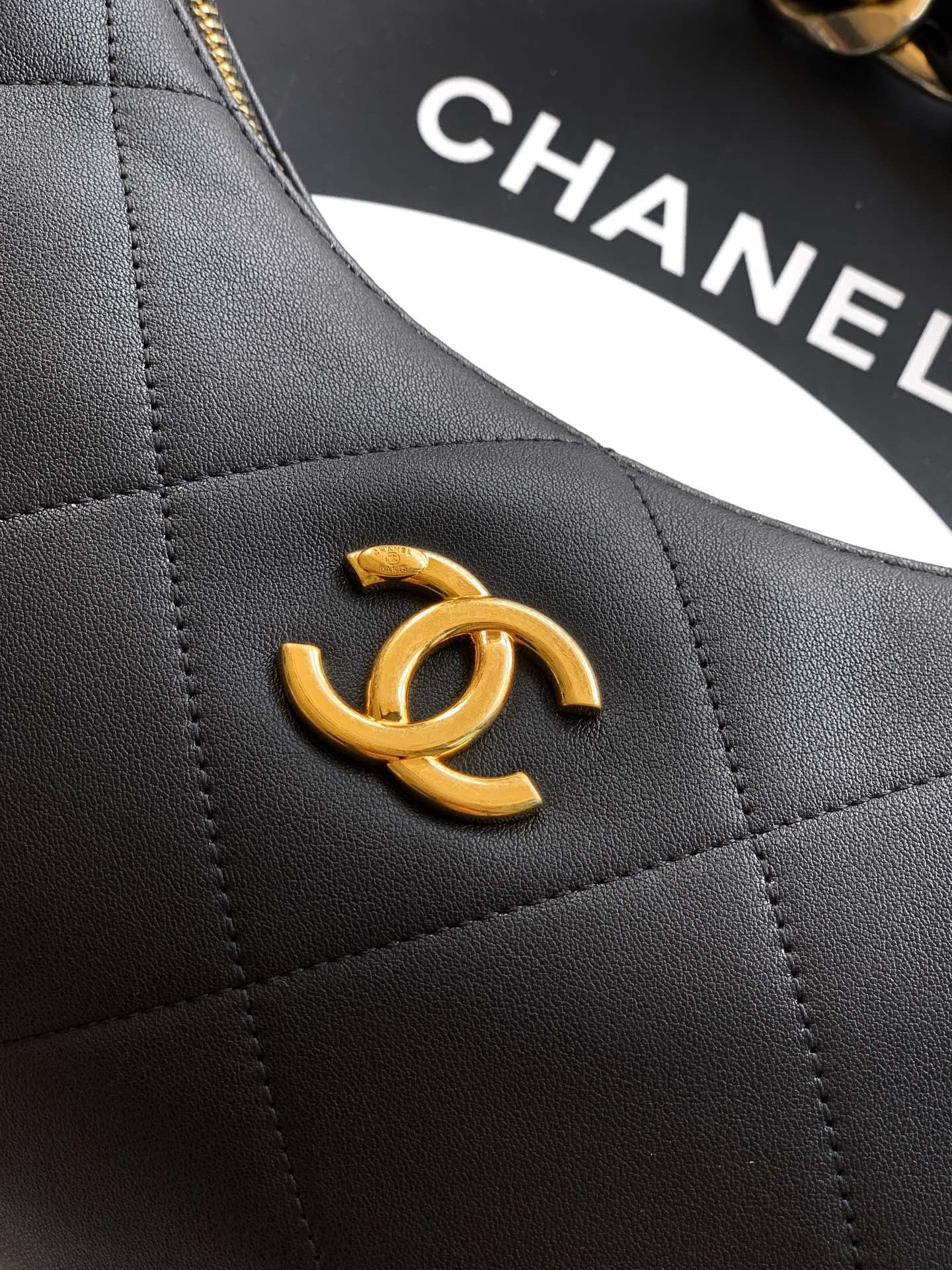 Chanel Distressed OHANEL hobo Vintage Underarm Bag 001950