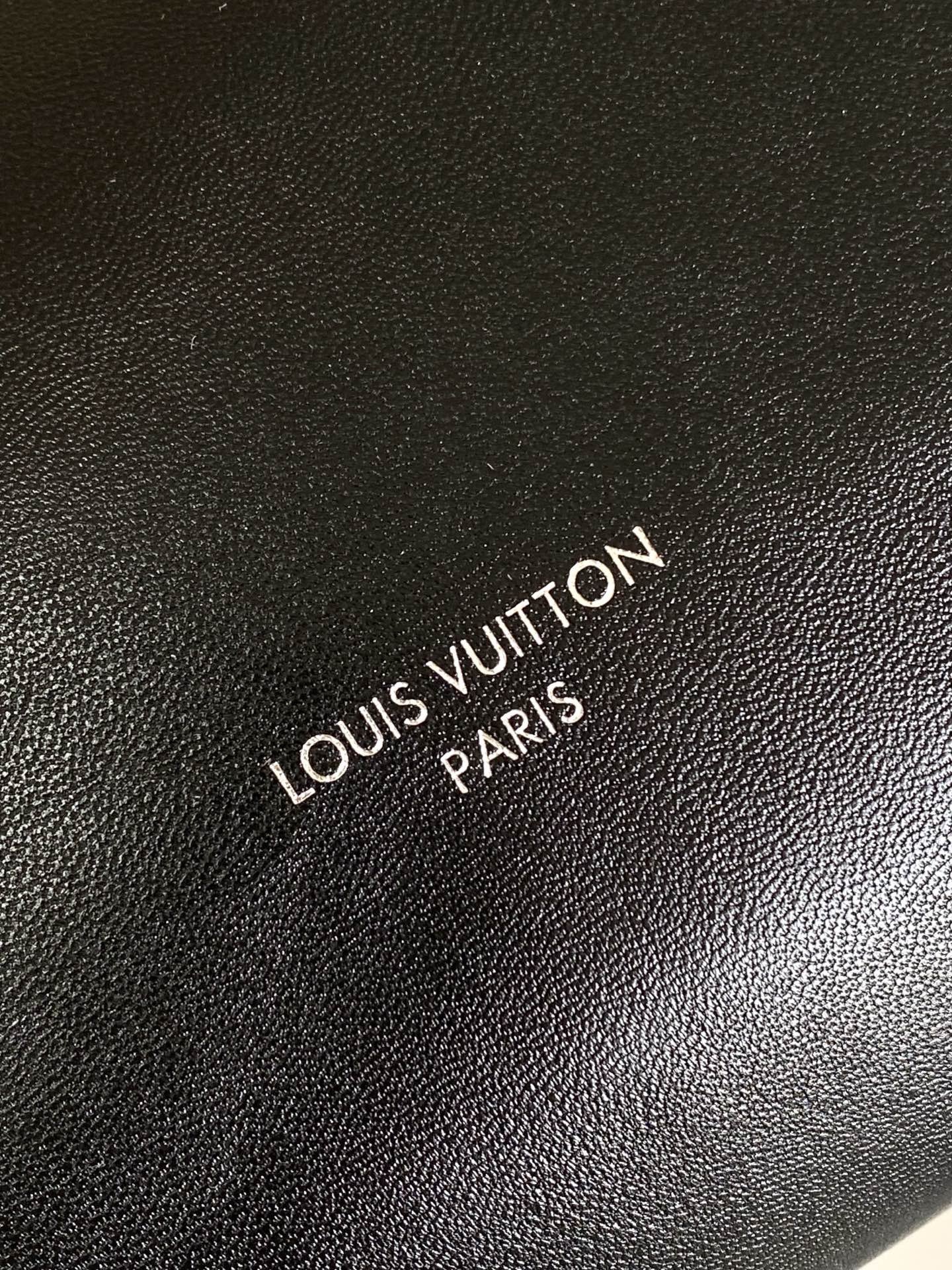 Louis Vuitton M28160 UID x19x10C Bag 001750