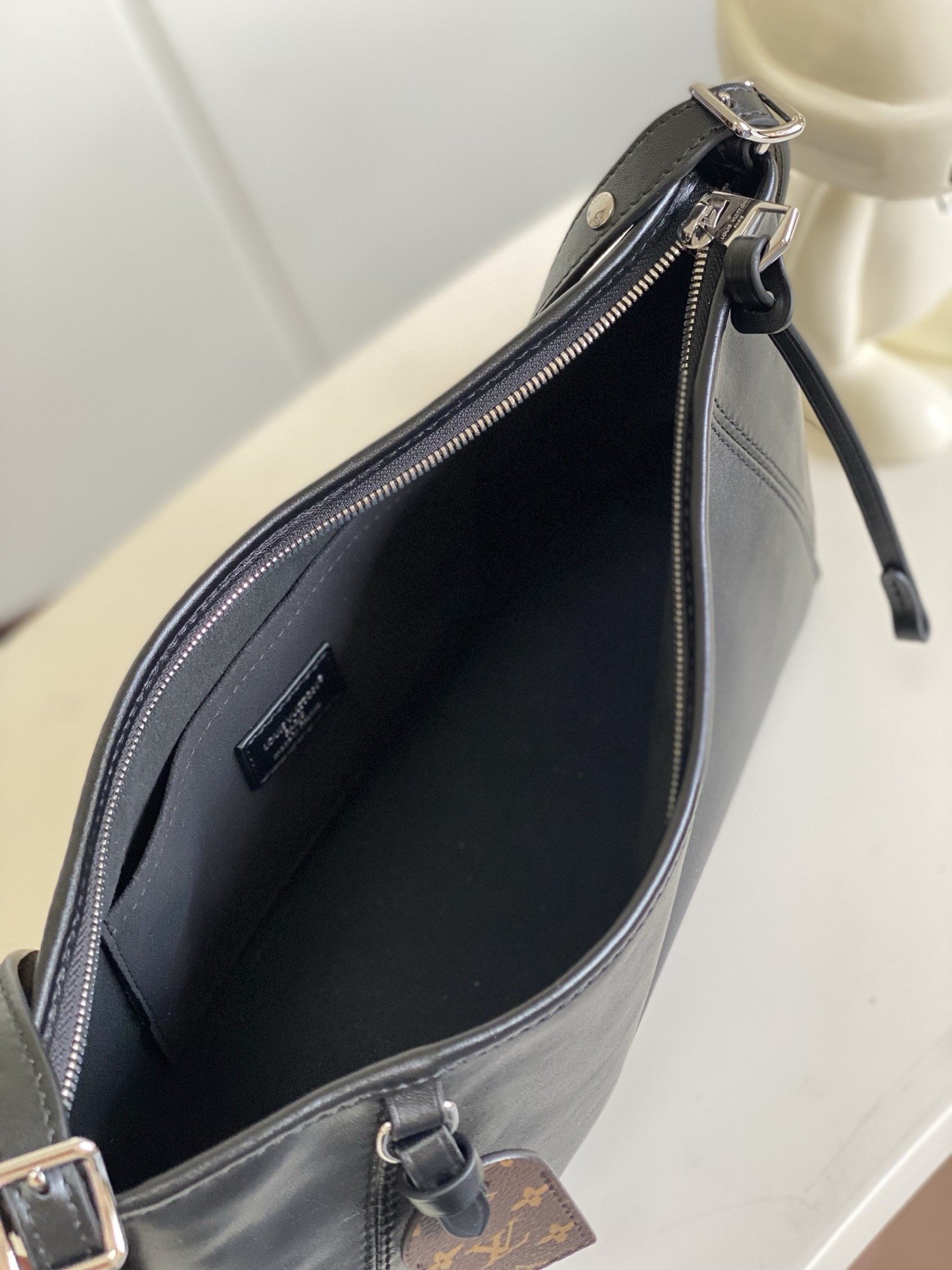 Louis Vuitton M28160 UID x19x10C Bag 001750