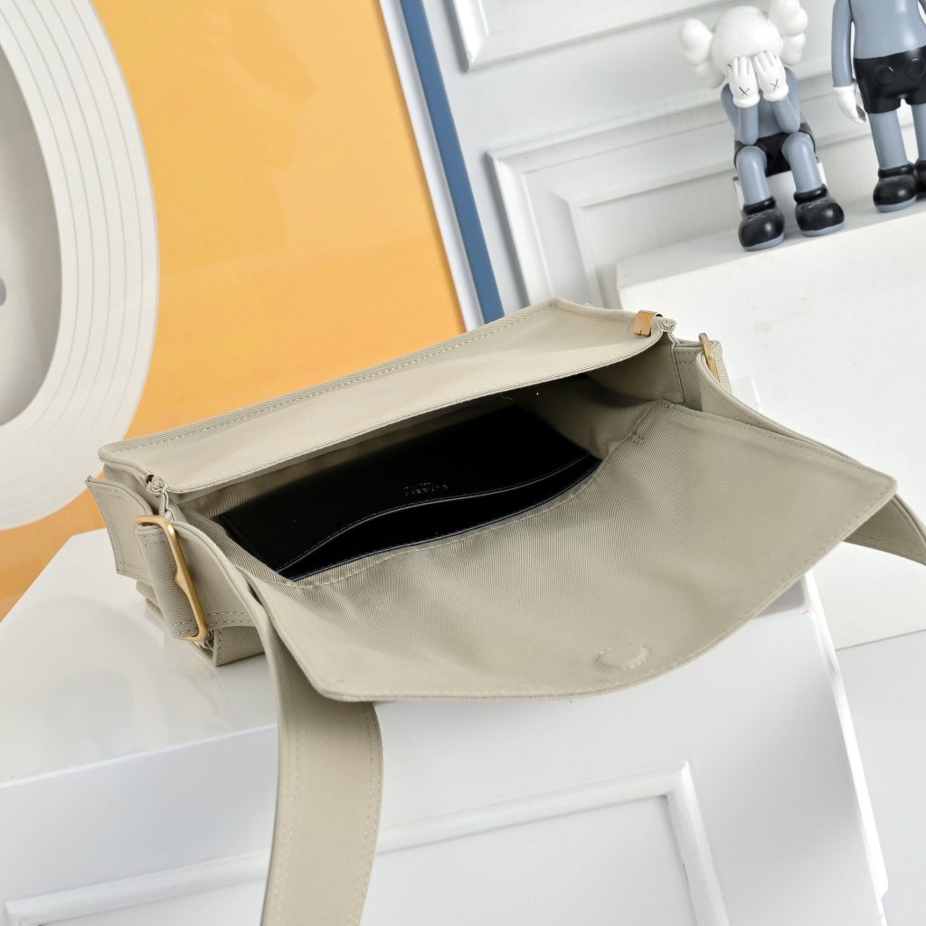 Burberry Vintage Trench Messenger Bag 001400