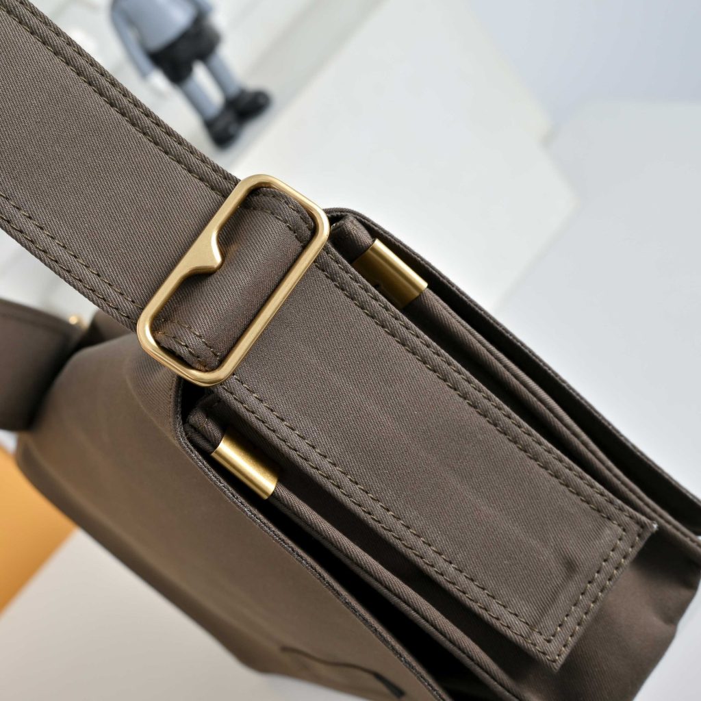 Burberry Vintage Trench Messenger Bag 001400