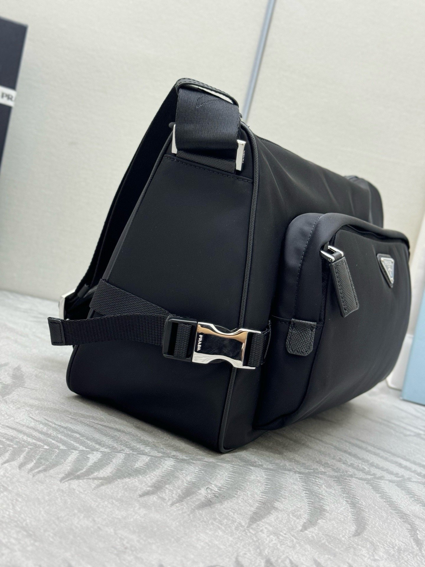 Prada VH191 Re-Nylon Saffiano Large New SeasonLargeMessenger Bag 001610