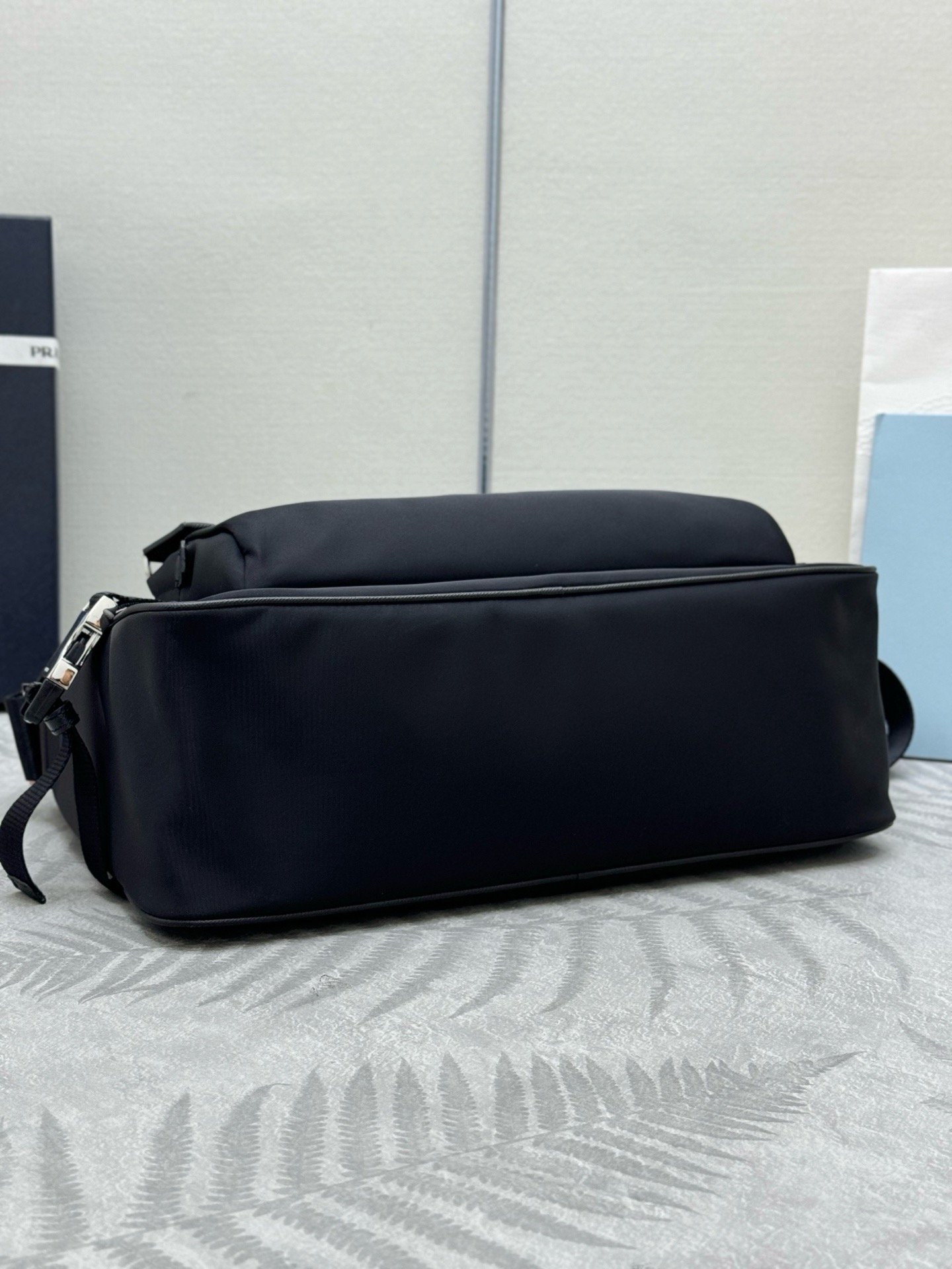 Prada VH191 Re-Nylon Saffiano Large New SeasonLargeMessenger Bag 001610