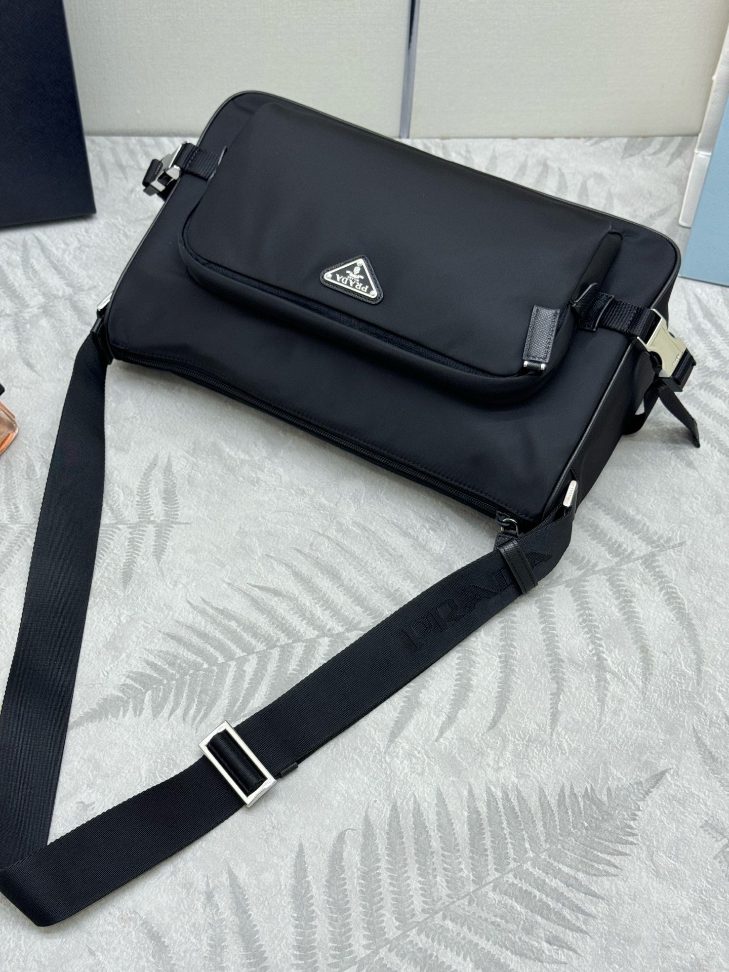 Prada VH191 Re-Nylon Saffiano Large New SeasonLargeMessenger Bag 001610