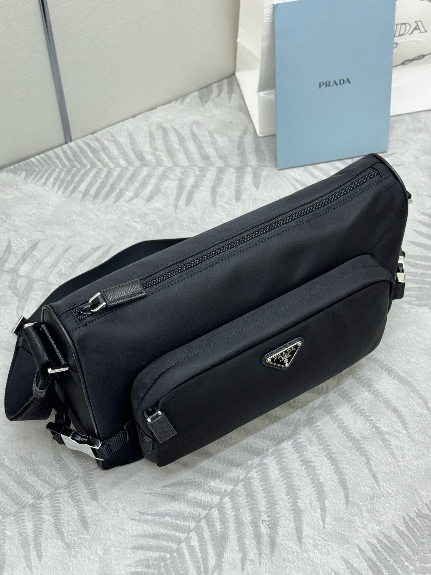 Prada VH191 Re-Nylon Saffiano Large New SeasonLargeMessenger Bag 001610