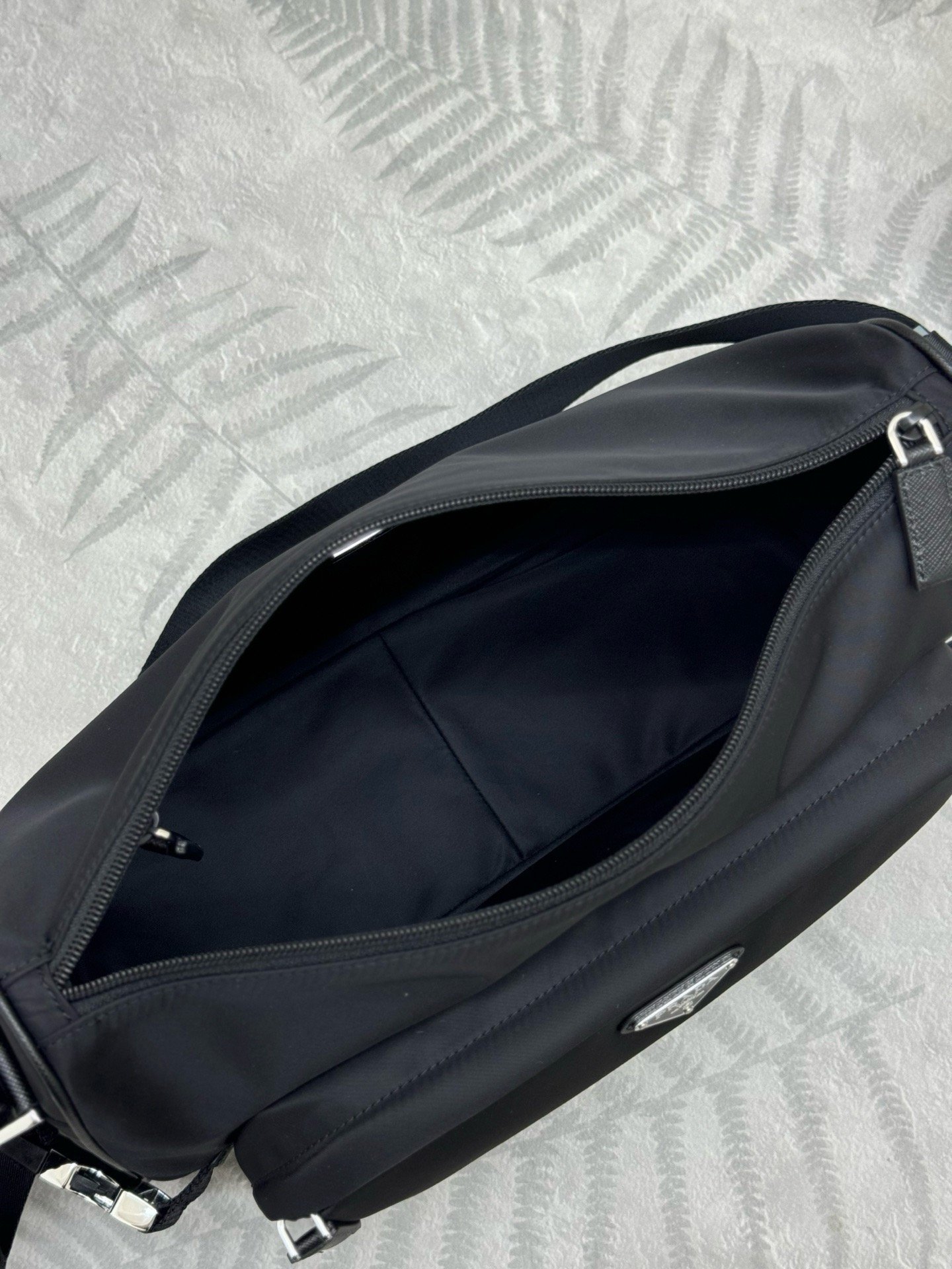 Prada VH191 Re-Nylon Saffiano Large New SeasonLargeMessenger Bag 001610