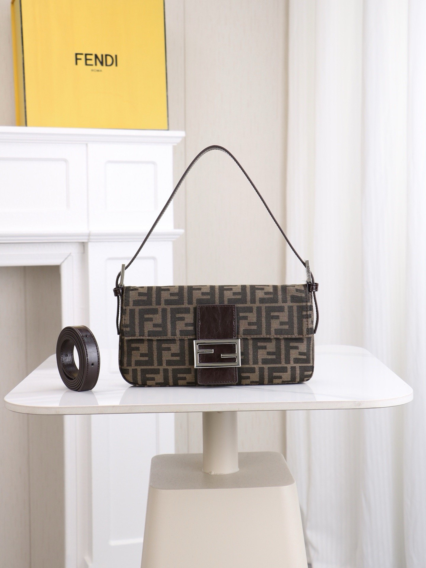 Fendi Vintage FEND1 vintage x15x4 Medium Underarm Bag 001270