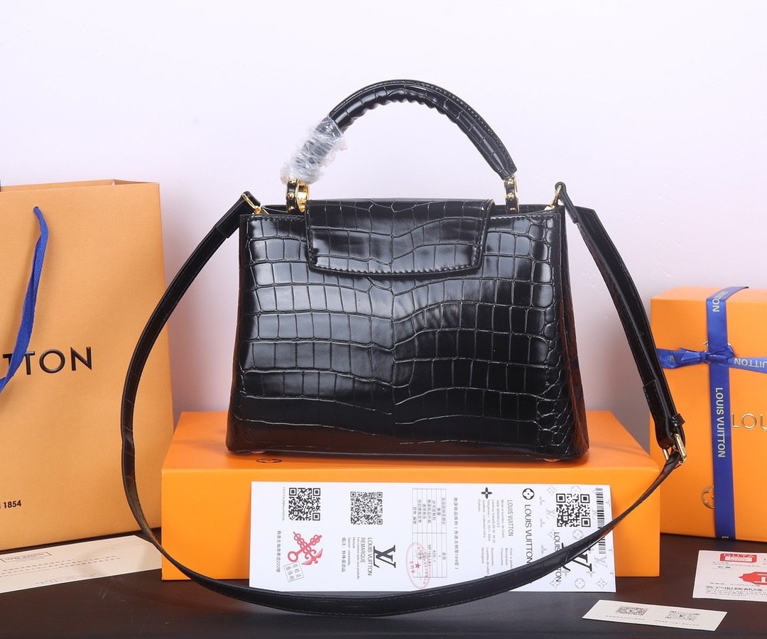 Louis Vuitton Pebbled Leather LV Taurillon Capucines Bag 001340