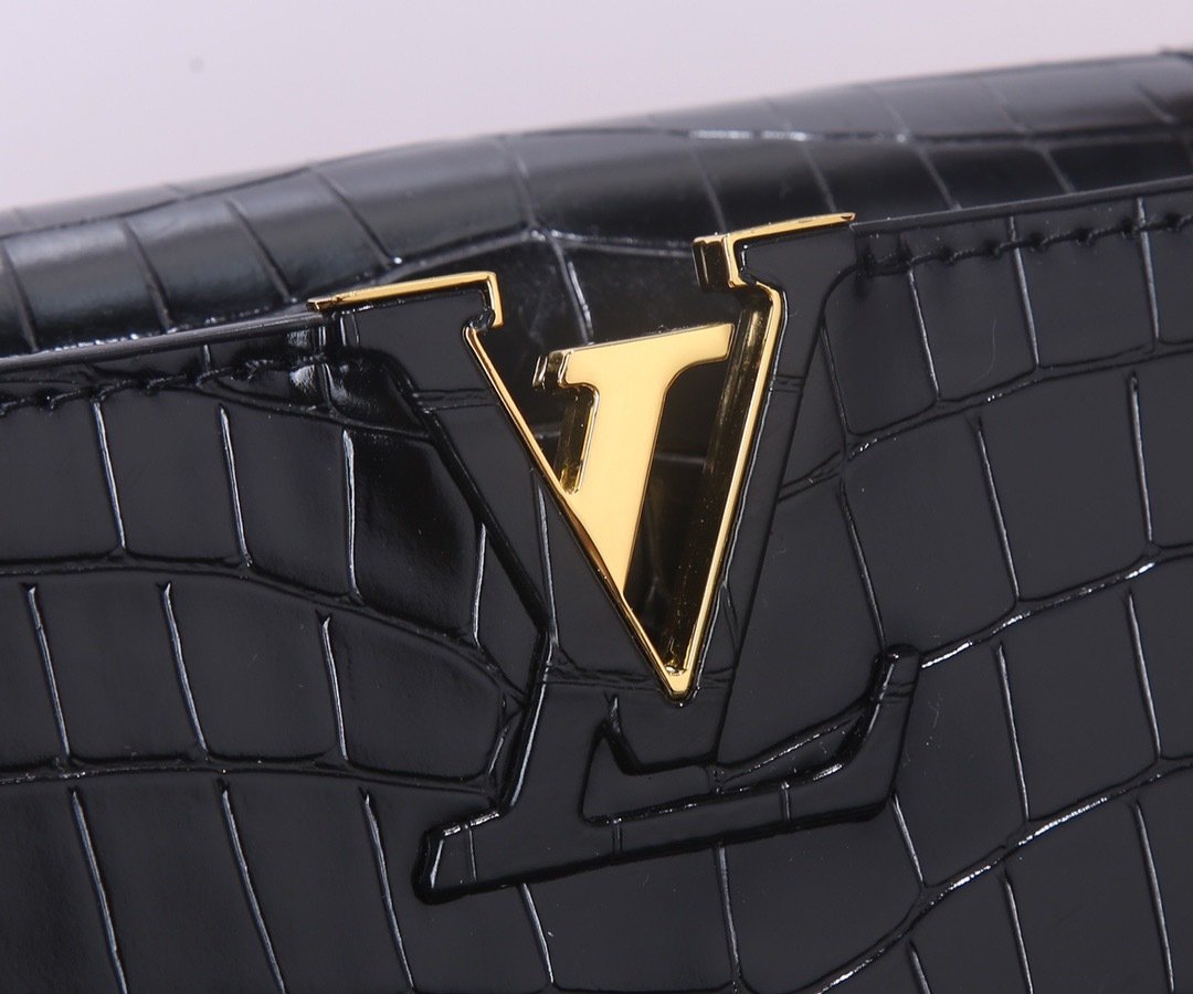 Louis Vuitton Pebbled Leather LV Taurillon Capucines Bag 001340