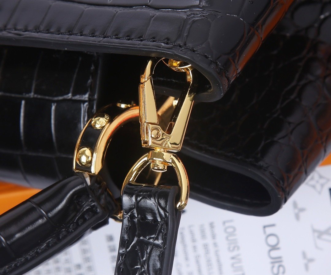 Louis Vuitton Pebbled Leather LV Taurillon Capucines Bag 001340