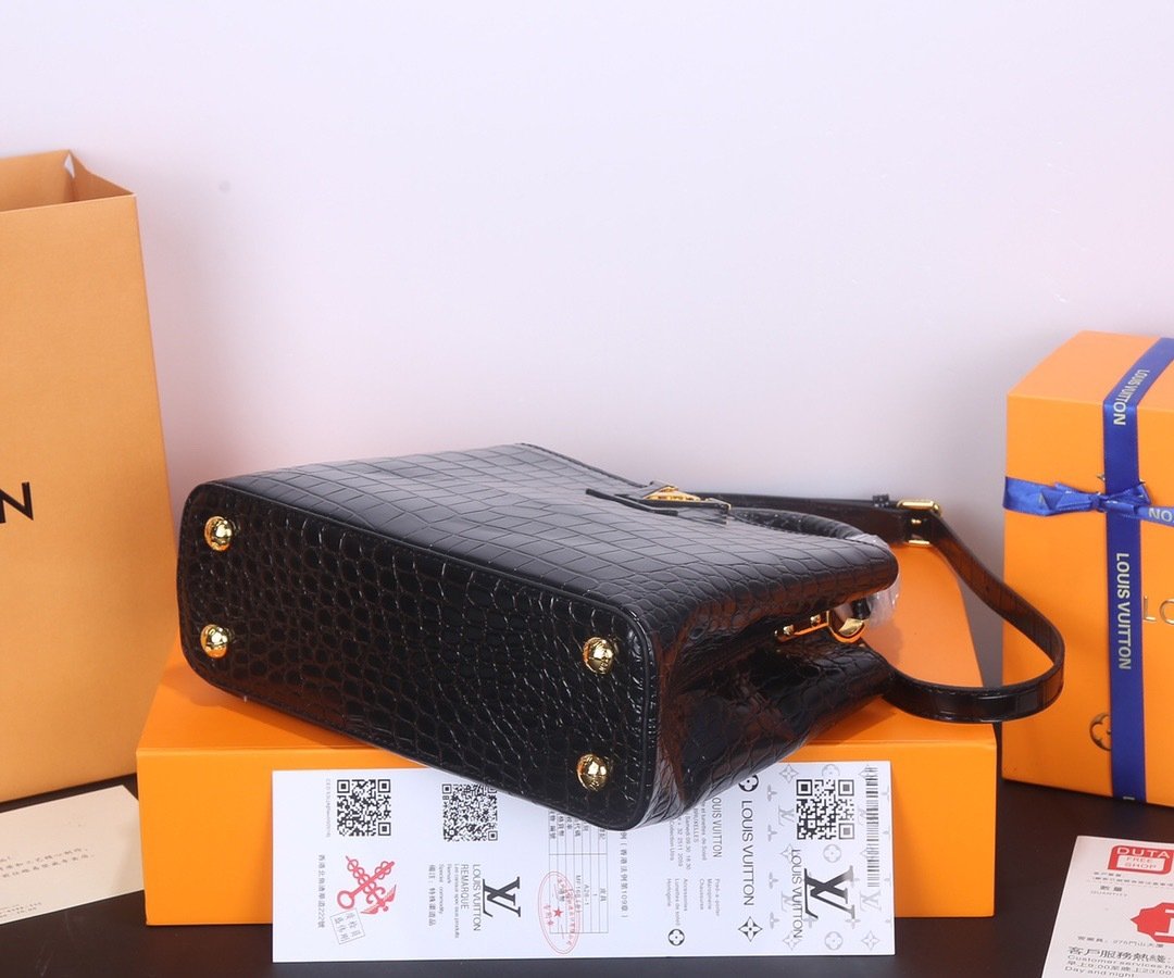 Louis Vuitton Pebbled Leather LV Taurillon Capucines Bag 001340