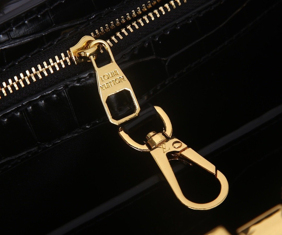 Louis Vuitton Pebbled Leather LV Taurillon Capucines Bag 001340