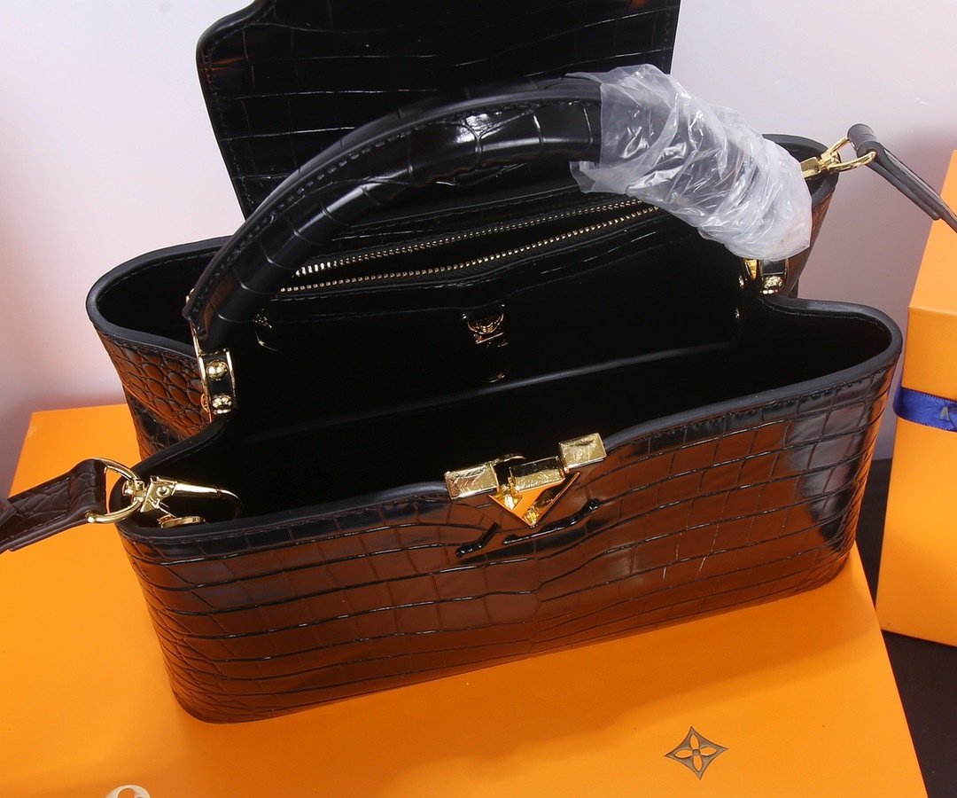 Louis Vuitton Pebbled Leather LV Taurillon Capucines Bag 001340