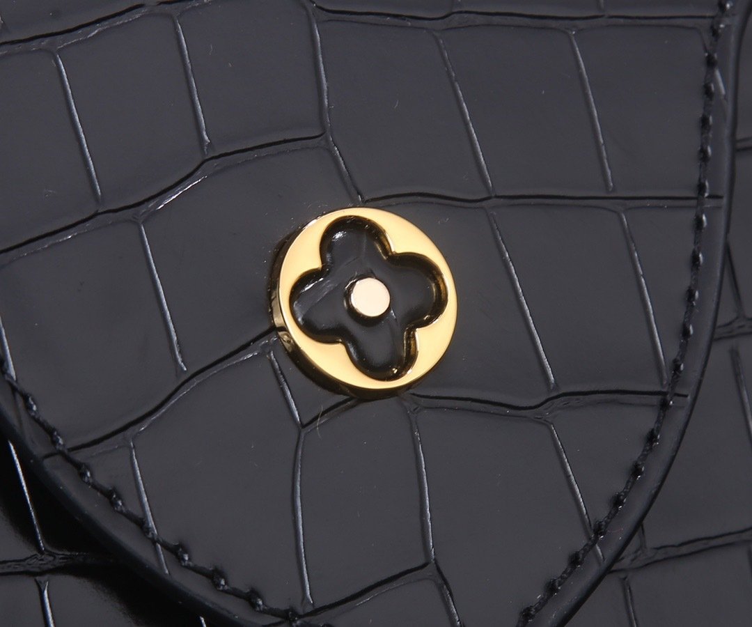 Louis Vuitton Pebbled Leather LV Taurillon Capucines Bag 001340