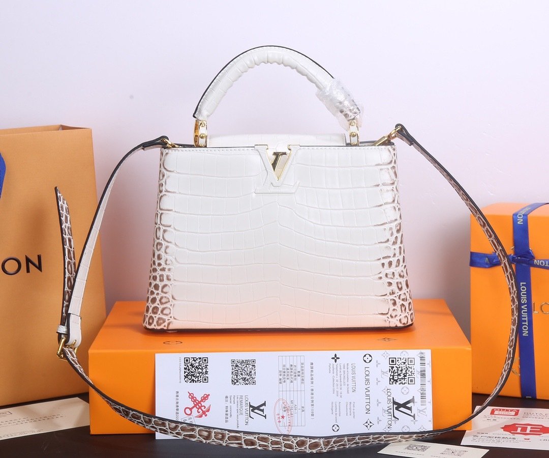 Louis Vuitton Pebbled Leather LV Taurillon Capucines Bag 001340