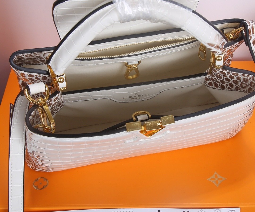 Louis Vuitton Pebbled Leather LV Taurillon Capucines Bag 001340