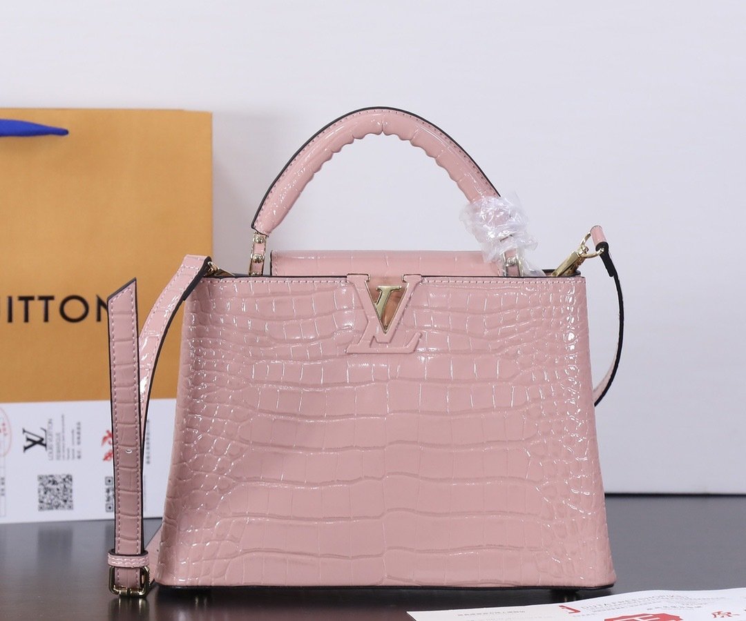 Louis Vuitton Pebbled Leather LV Taurillon Capucines Bag 001340