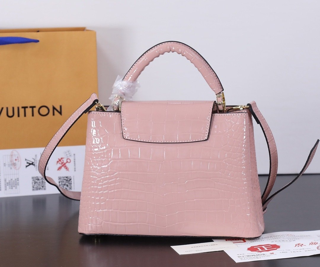 Louis Vuitton Pebbled Leather LV Taurillon Capucines Bag 001340