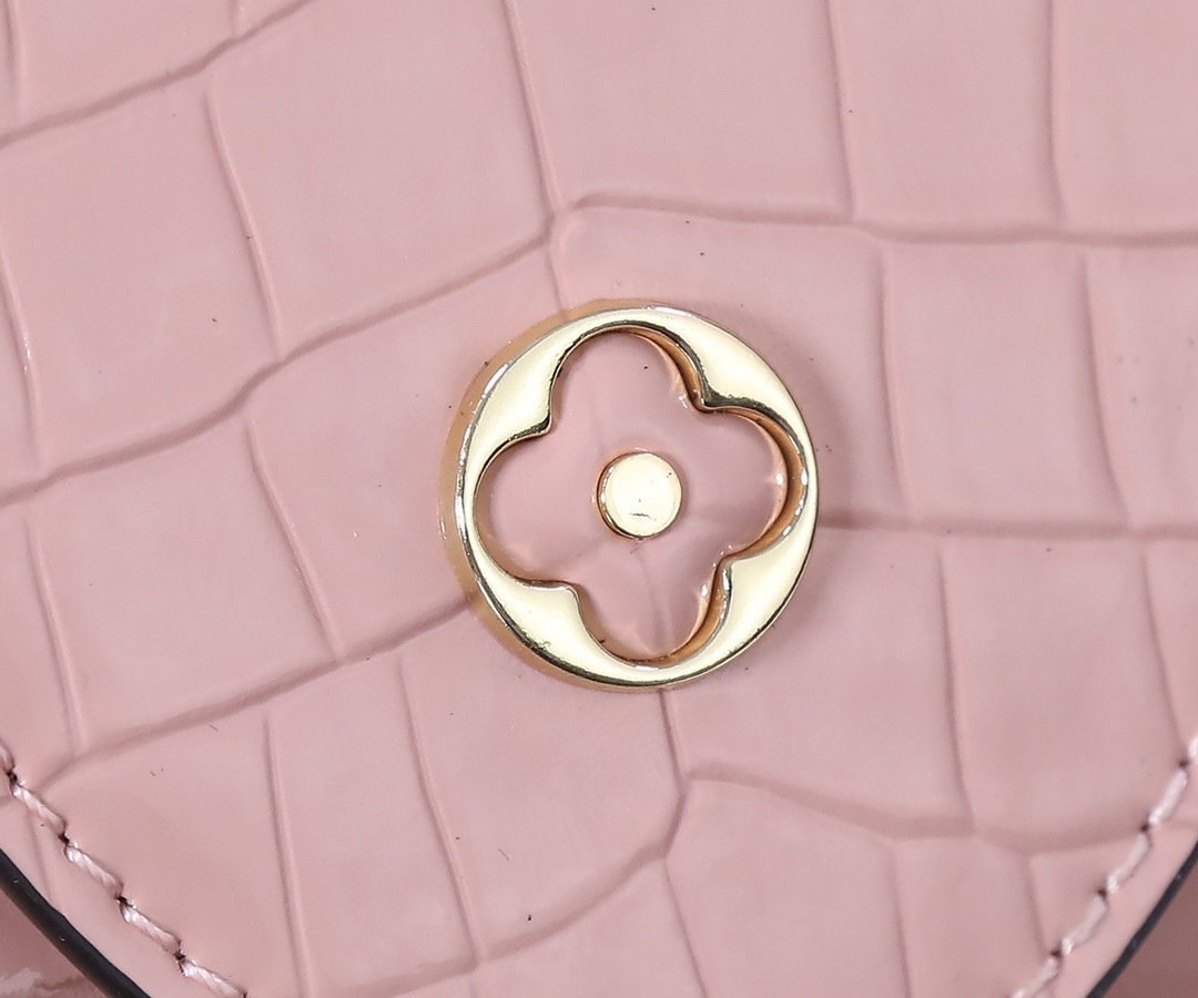 Louis Vuitton Pebbled Leather LV Taurillon Capucines Bag 001340