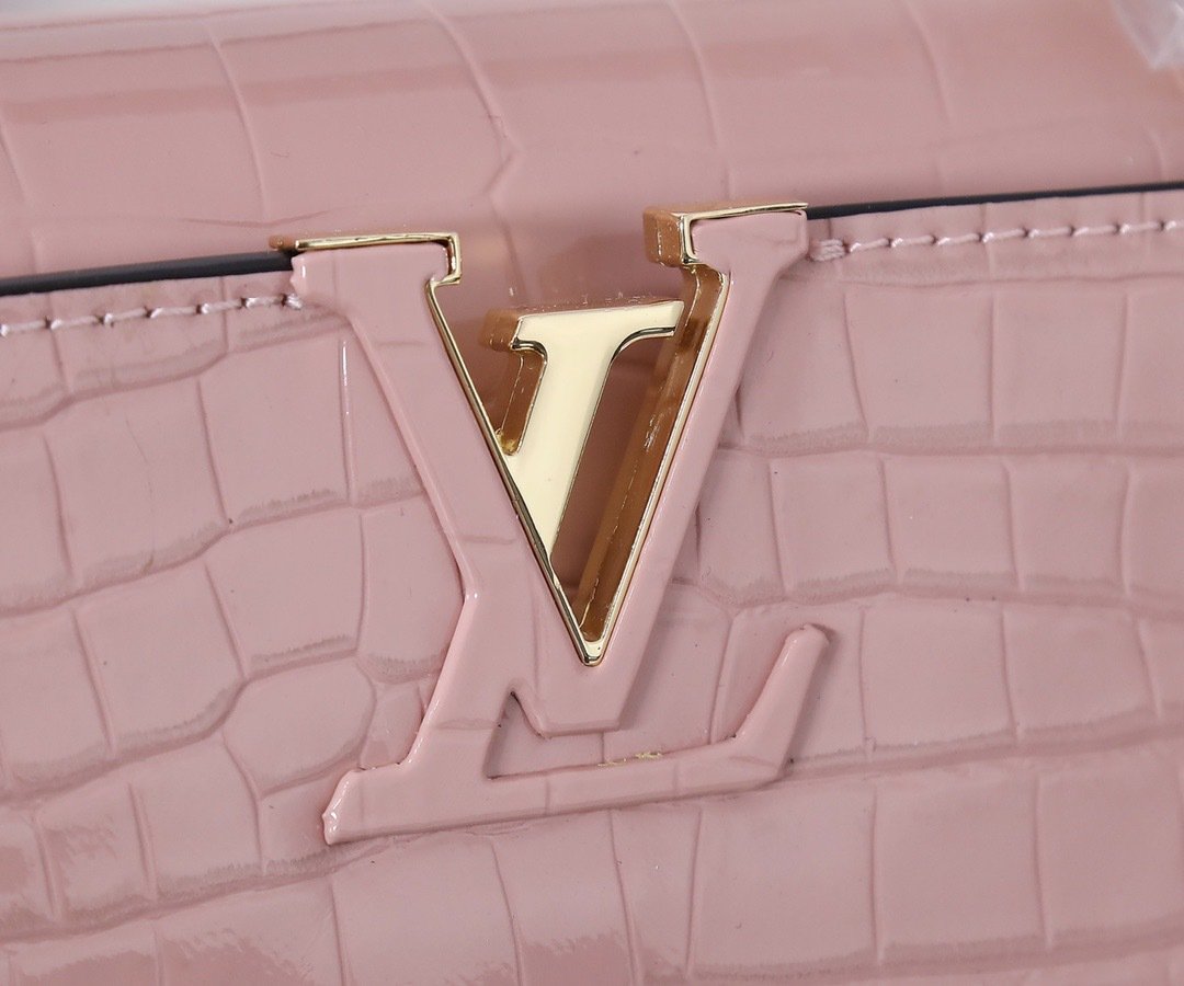 Louis Vuitton Pebbled Leather LV Taurillon Capucines Bag 001340
