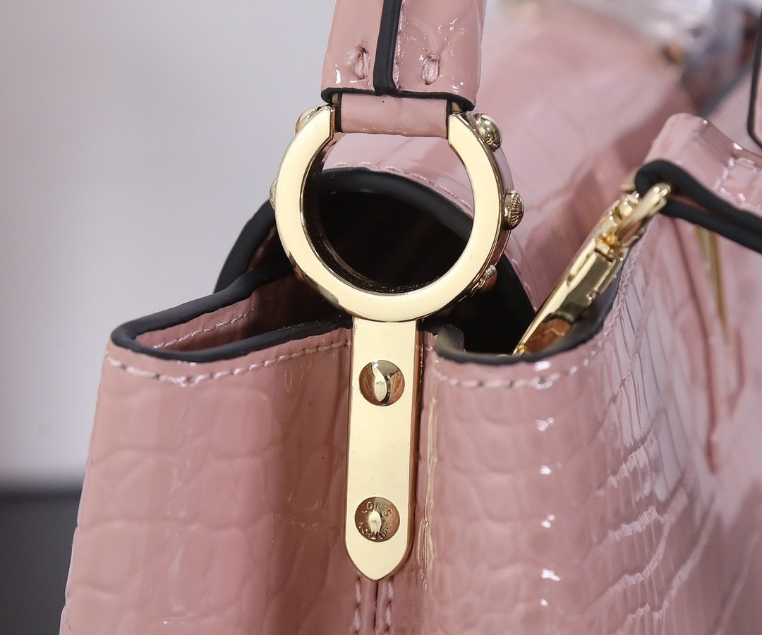 Louis Vuitton Pebbled Leather LV Taurillon Capucines Bag 001340