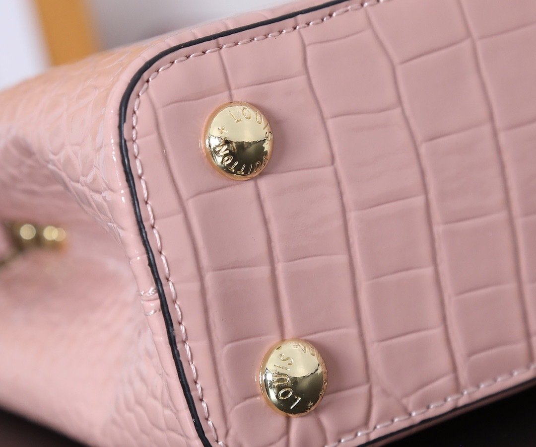 Louis Vuitton Pebbled Leather LV Taurillon Capucines Bag 001340