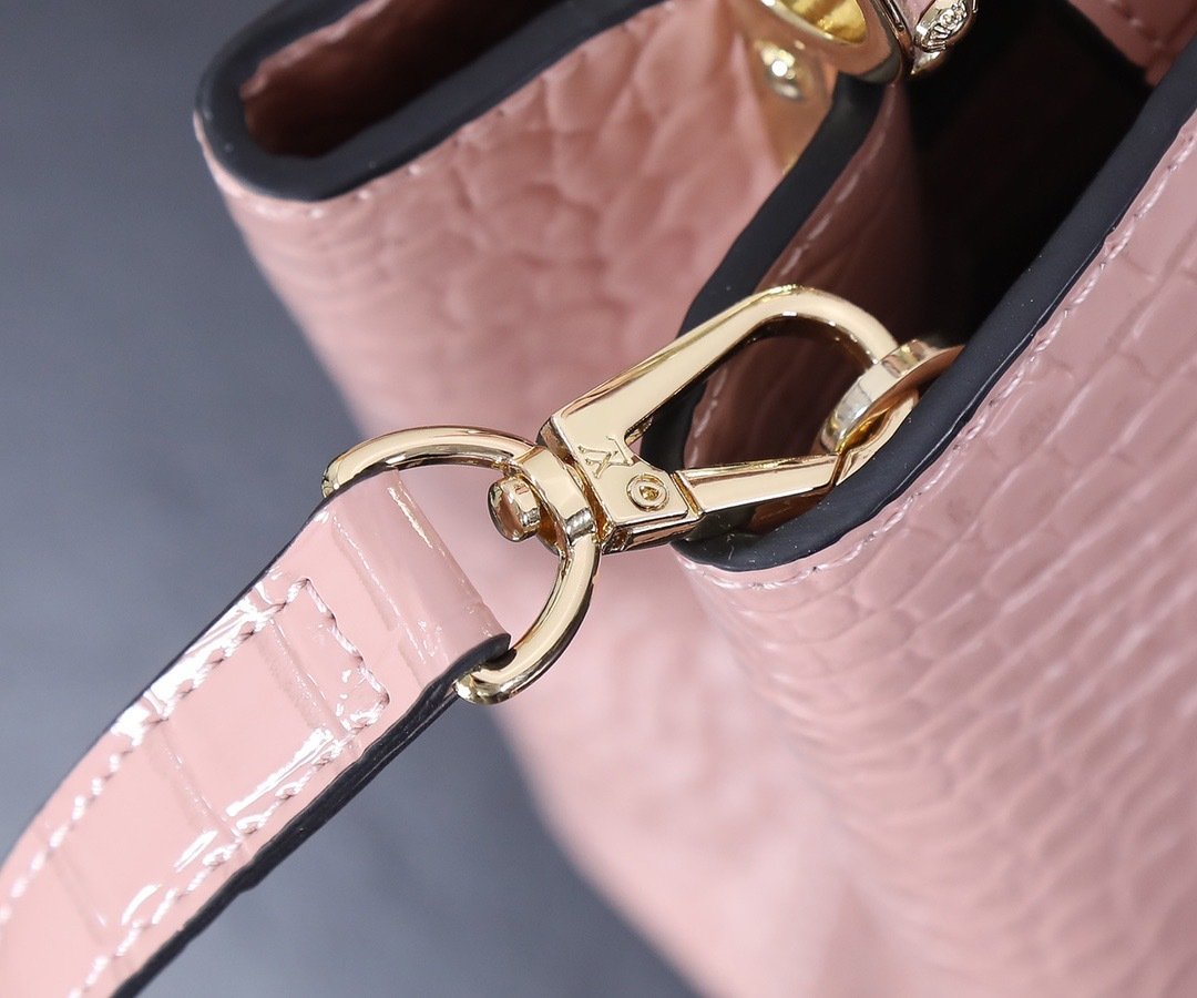 Louis Vuitton Pebbled Leather LV Taurillon Capucines Bag 001340