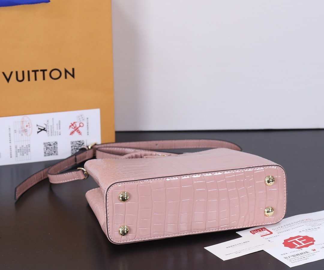Louis Vuitton Pebbled Leather LV Taurillon Capucines Bag 001340