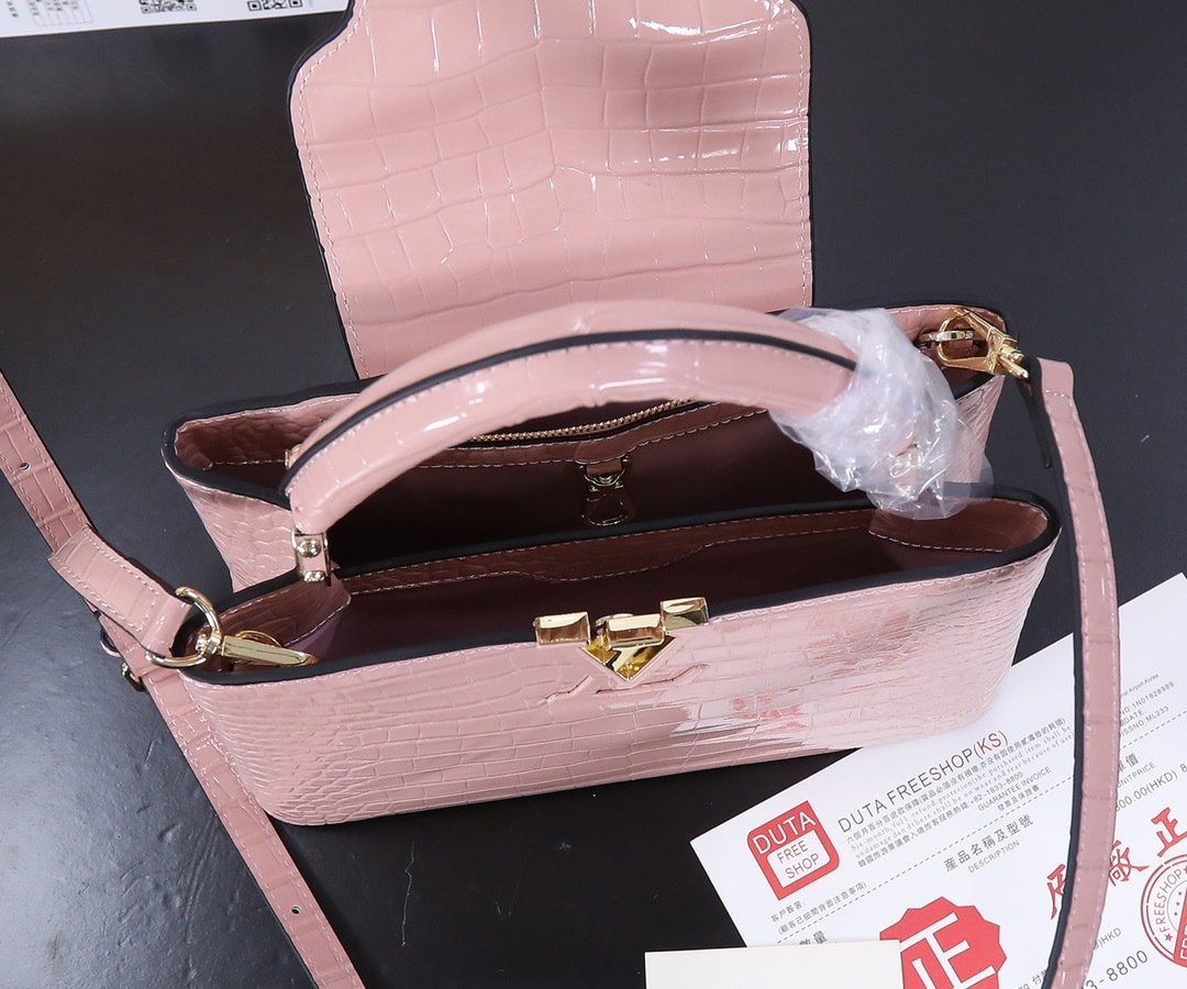 Louis Vuitton Pebbled Leather LV Taurillon Capucines Bag 001340