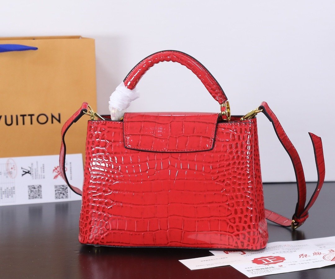 Louis Vuitton Pebbled Leather LV Taurillon Capucines Bag 001340