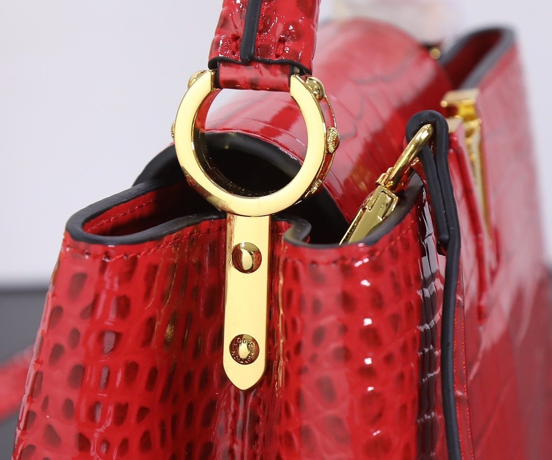 Louis Vuitton Pebbled Leather LV Taurillon Capucines Bag 001340