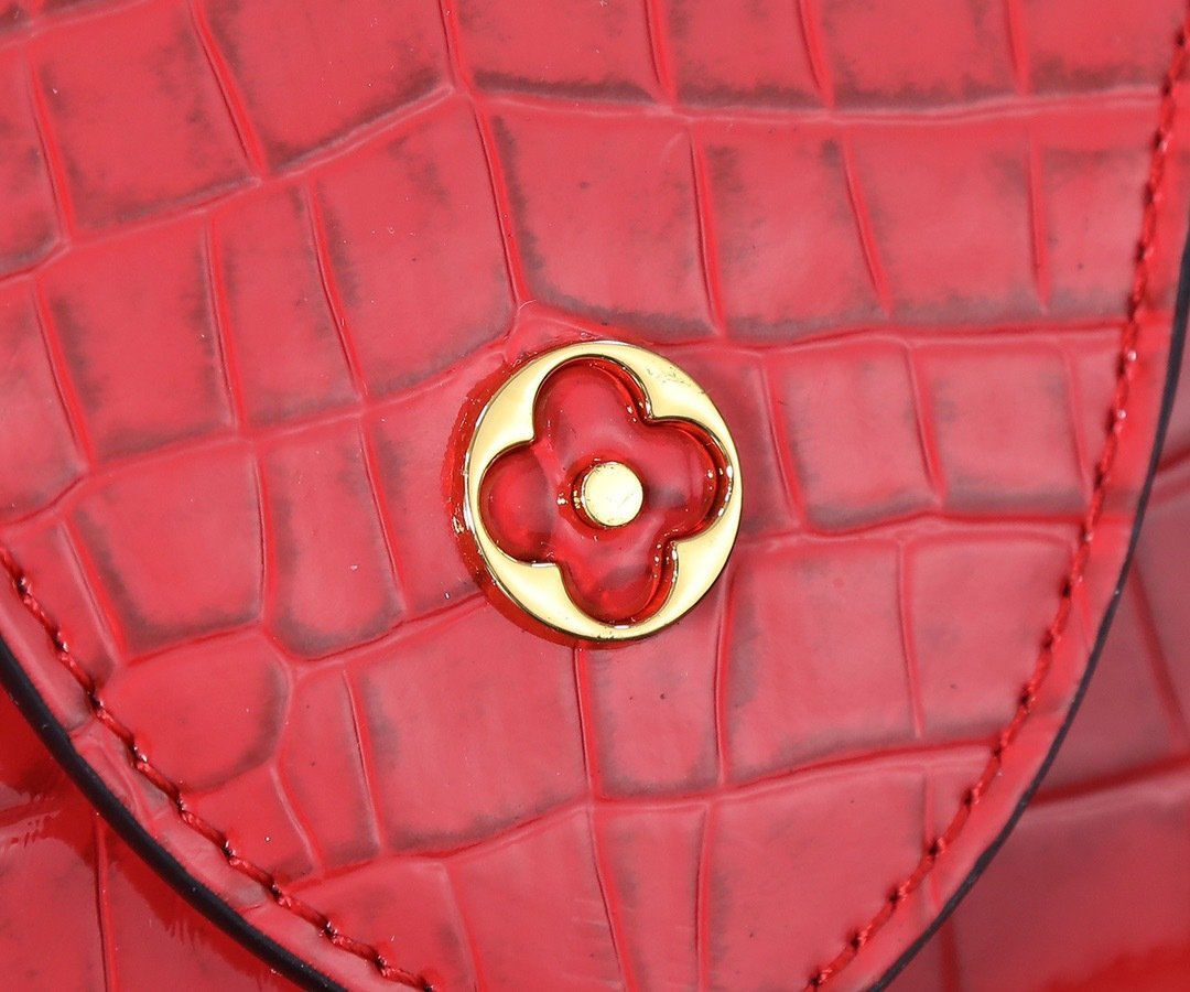 Louis Vuitton Pebbled Leather LV Taurillon Capucines Bag 001340