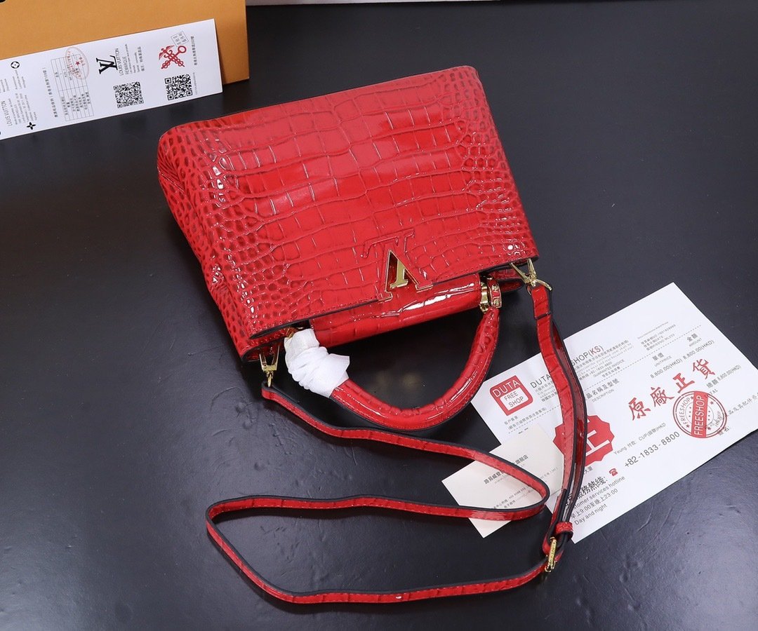 Louis Vuitton Pebbled Leather LV Taurillon Capucines Bag 001340