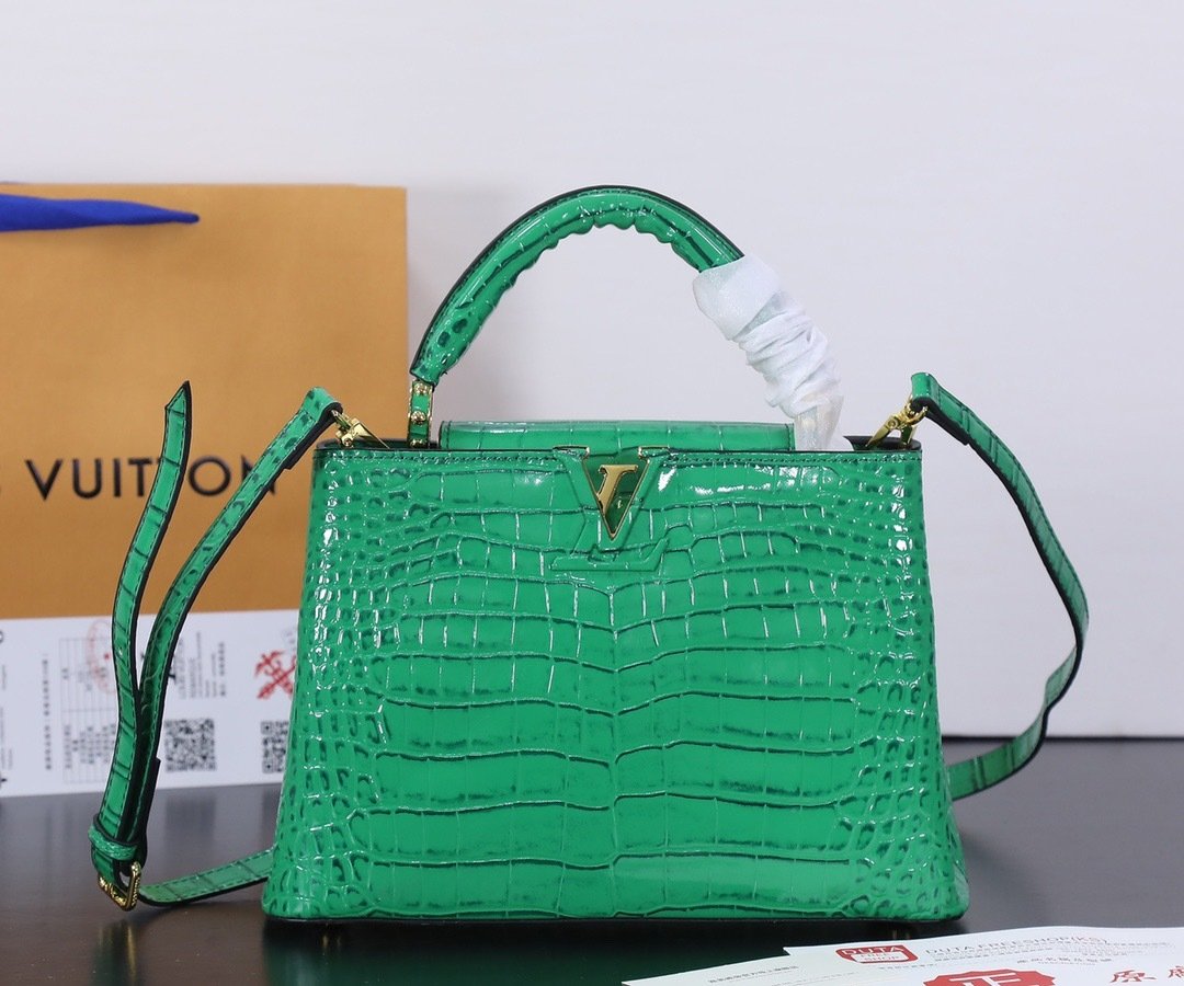 Louis Vuitton Pebbled Leather LV Taurillon Capucines Bag 001340