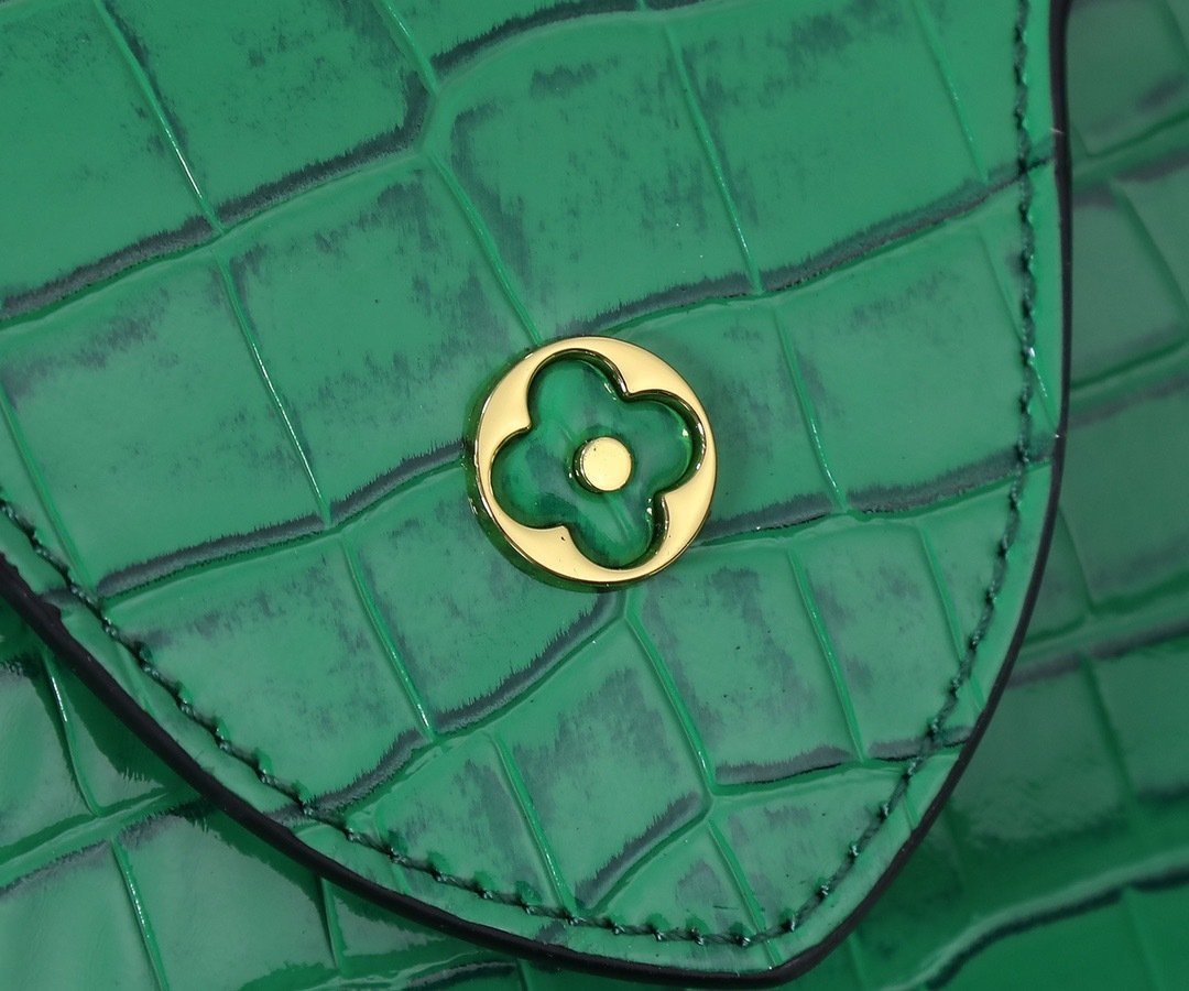 Louis Vuitton Pebbled Leather LV Taurillon Capucines Bag 001340