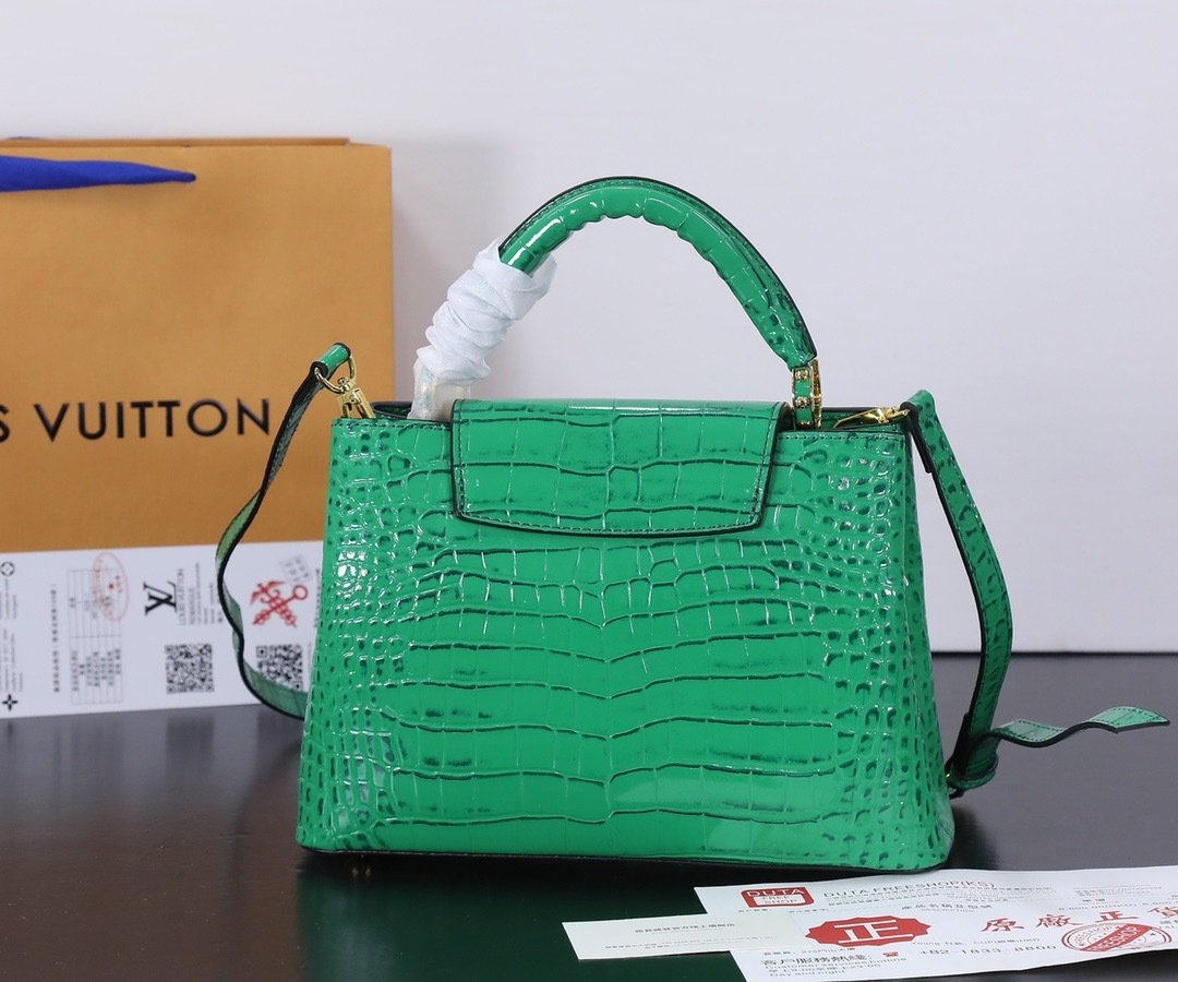Louis Vuitton Pebbled Leather LV Taurillon Capucines Bag 001340