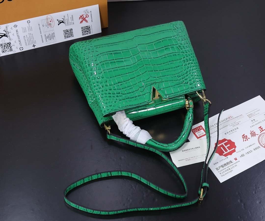 Louis Vuitton Pebbled Leather LV Taurillon Capucines Bag 001340