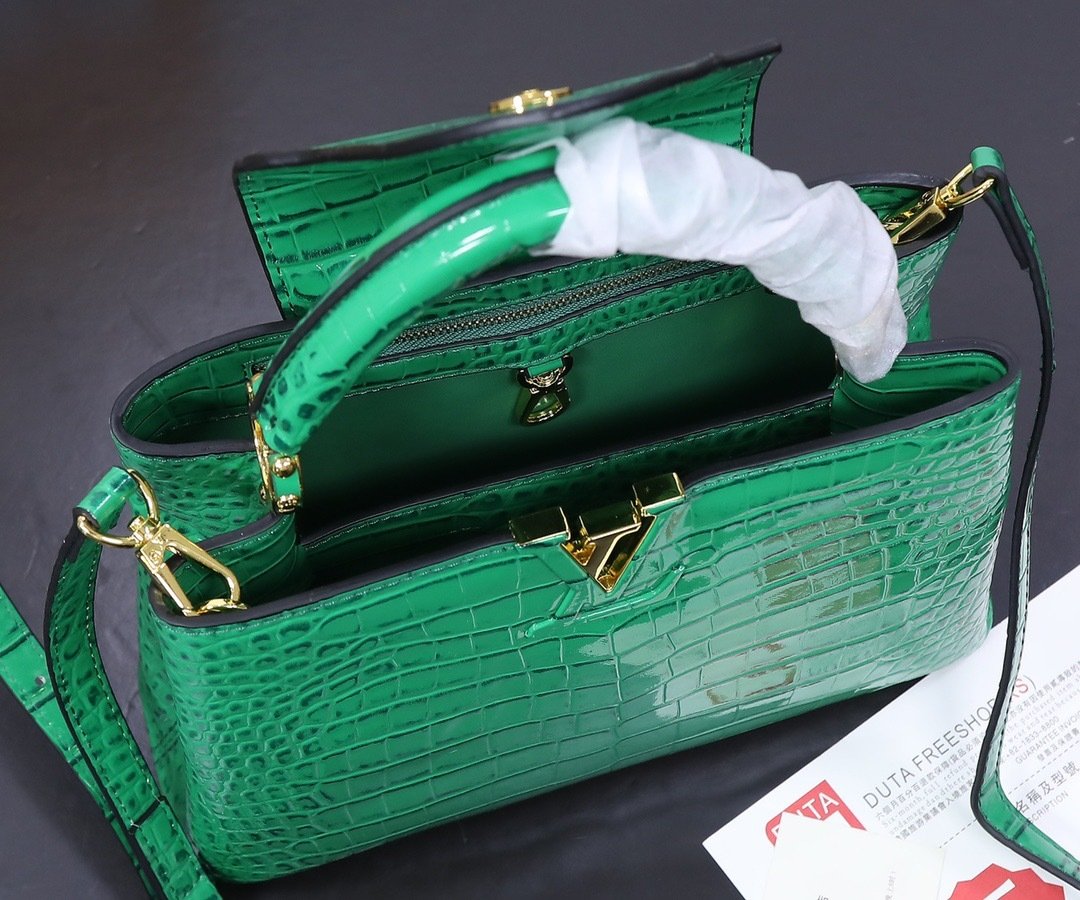 Louis Vuitton Pebbled Leather LV Taurillon Capucines Bag 001340