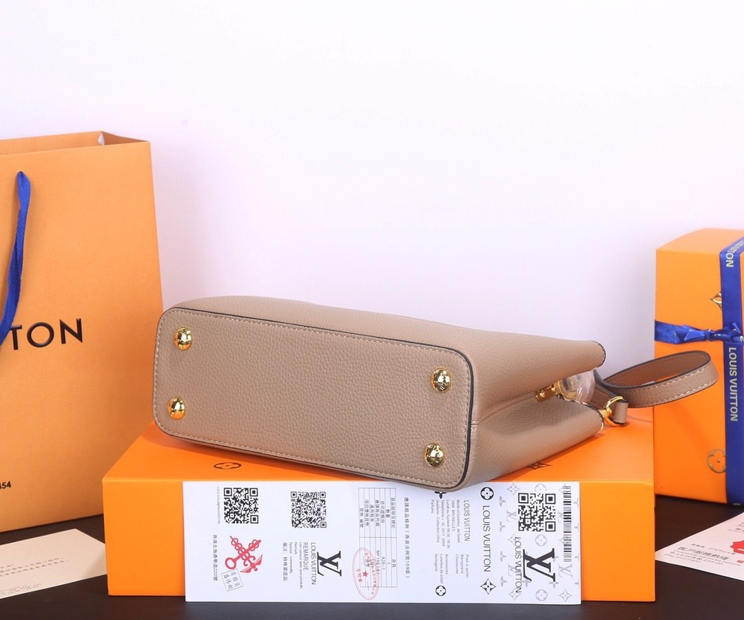 Louis Vuitton Pebbled Leather LV Taurillon Capucines Bag 001340