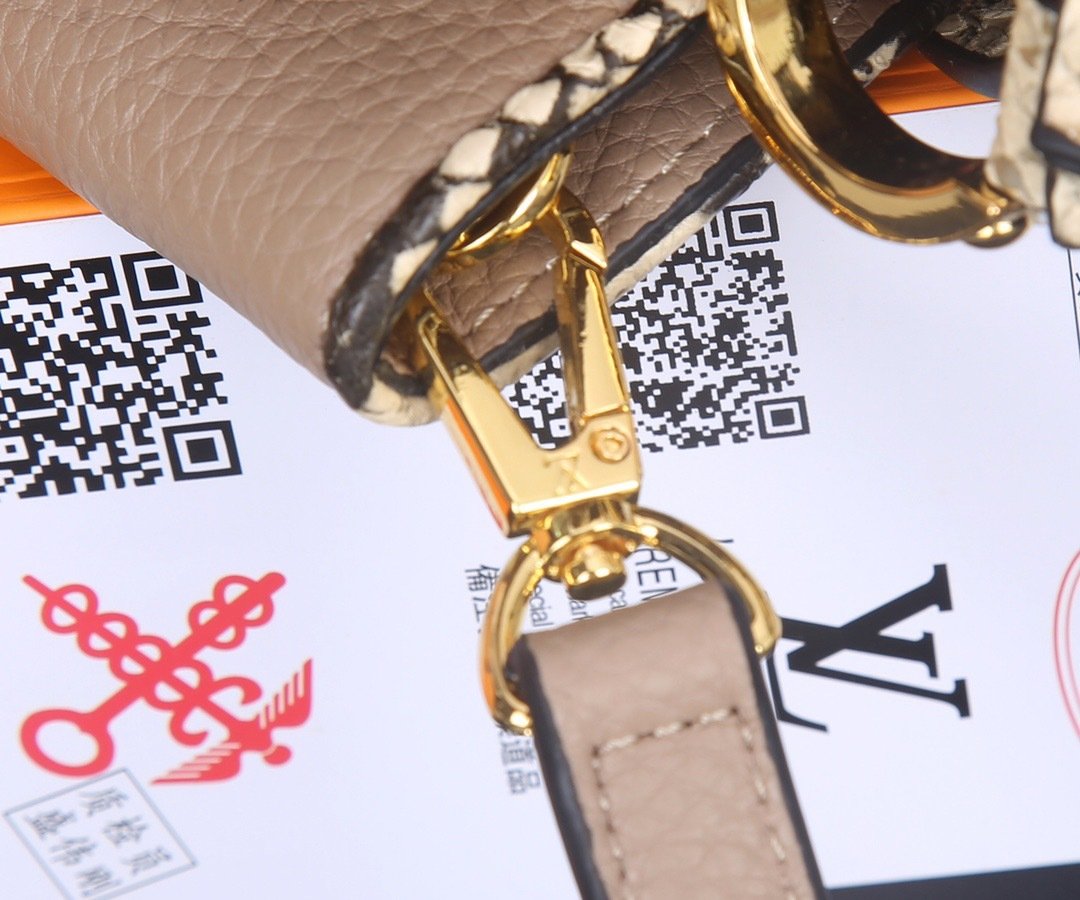 Louis Vuitton Pebbled Leather LV Taurillon Capucines Bag 001340