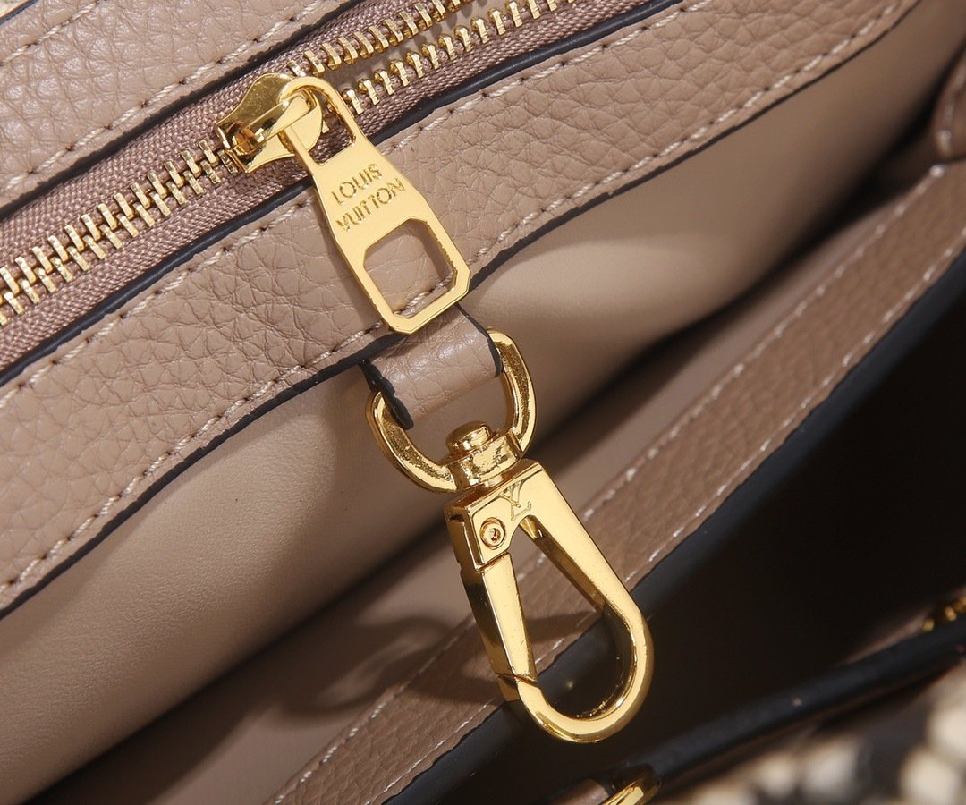 Louis Vuitton Pebbled Leather LV Taurillon Capucines Bag 001340