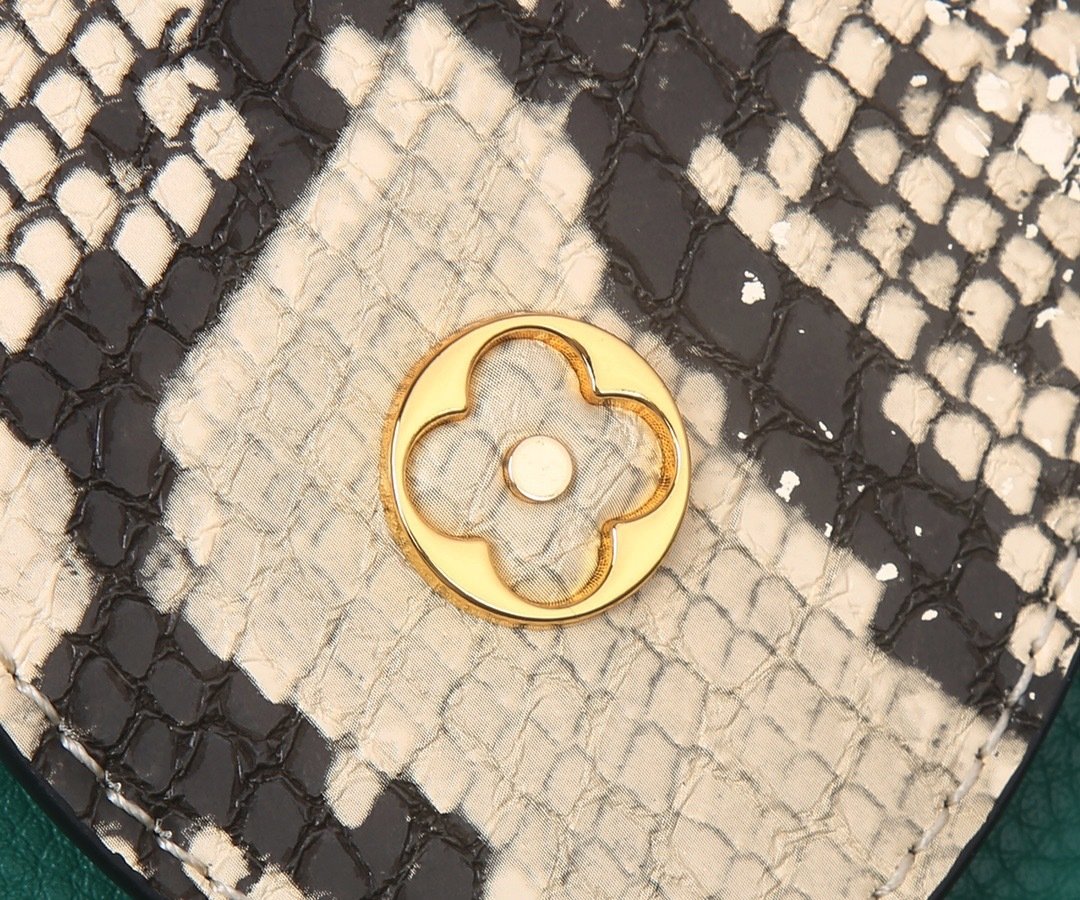 Louis Vuitton Pebbled Leather LV Taurillon Capucines Bag 001340