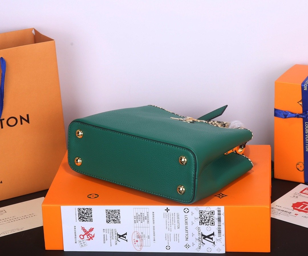 Louis Vuitton Pebbled Leather LV Taurillon Capucines Bag 001340