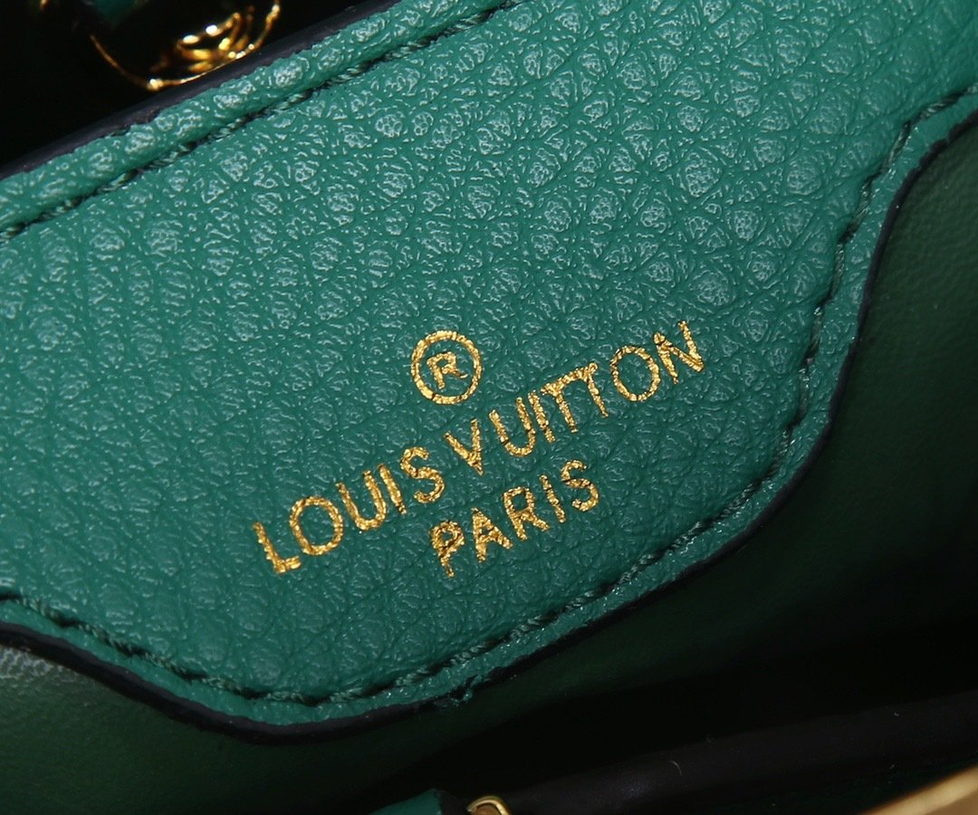 Louis Vuitton Pebbled Leather LV Taurillon Capucines Bag 001340