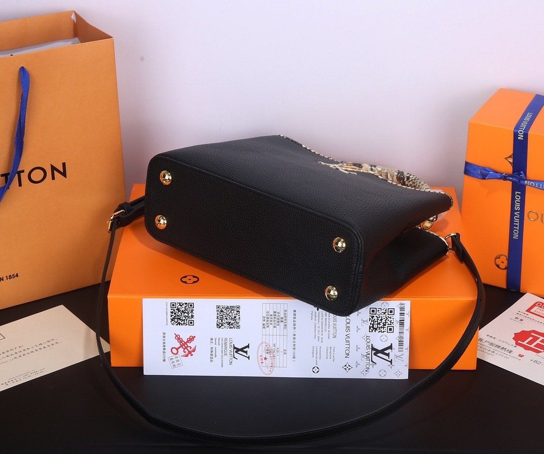 Louis Vuitton Pebbled Leather LV Taurillon Capucines Bag 001340