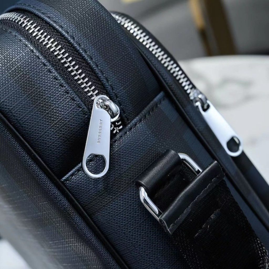 Burberry cmW58 YKK Gray Crossbody Bag 001340