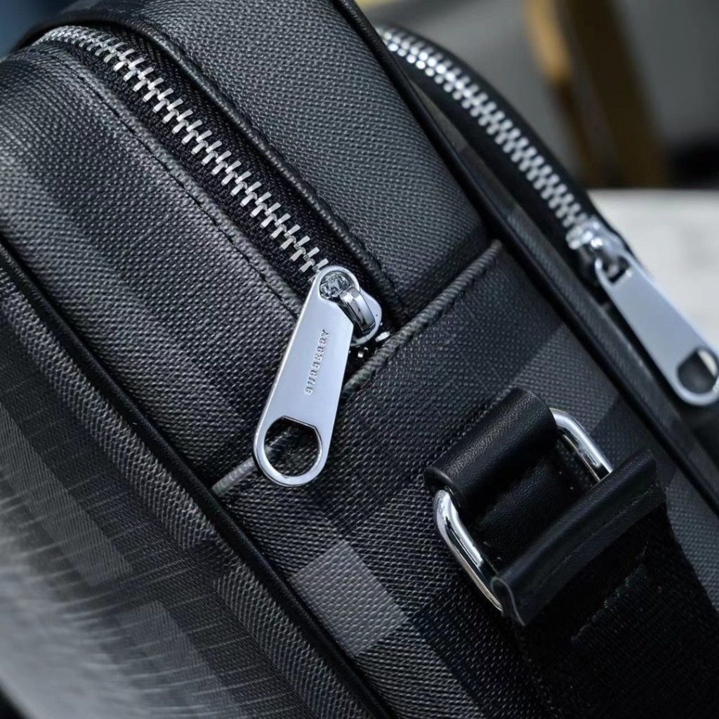 Burberry cmW58 YKK Gray Crossbody Bag 001340