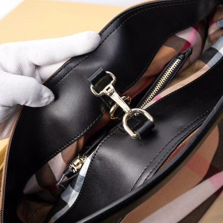 Burberry Bubrruy The Ashby Top Handle Bag 51461