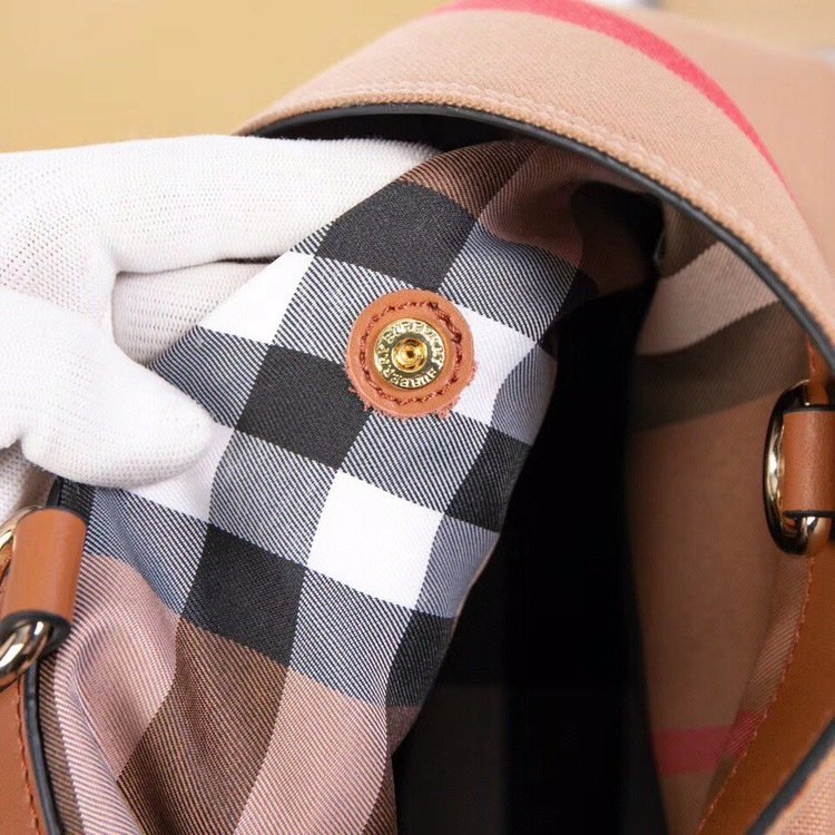 Burberry Bubrruy The Ashby Top Handle Bag 51461